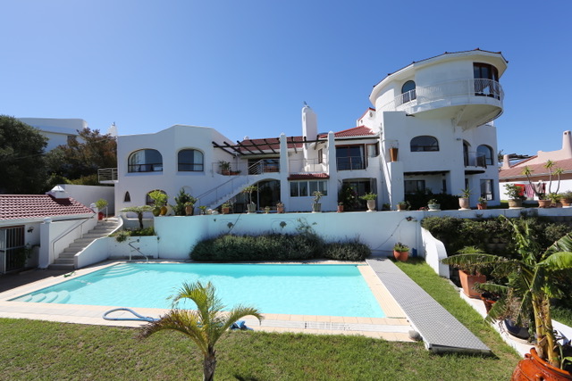 House and Swimmingpool